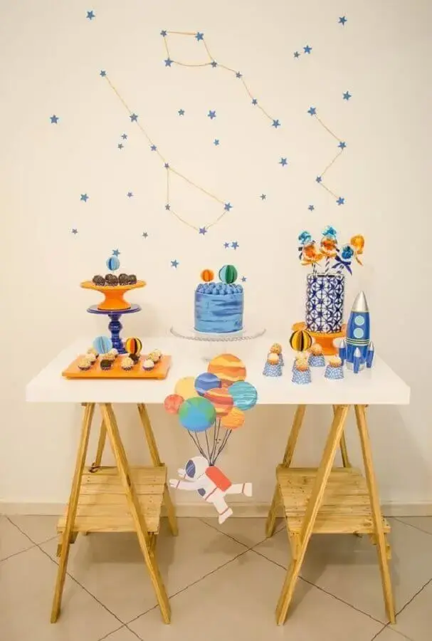 simple and cheap children's party decoration with astronaut theme Foto Pinterest