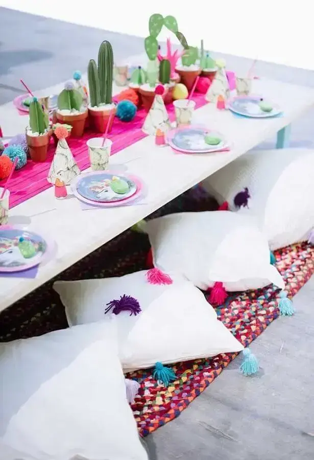 decoração de festa mexicana com vasos de cactos no centro da mesa Foto Pinterest