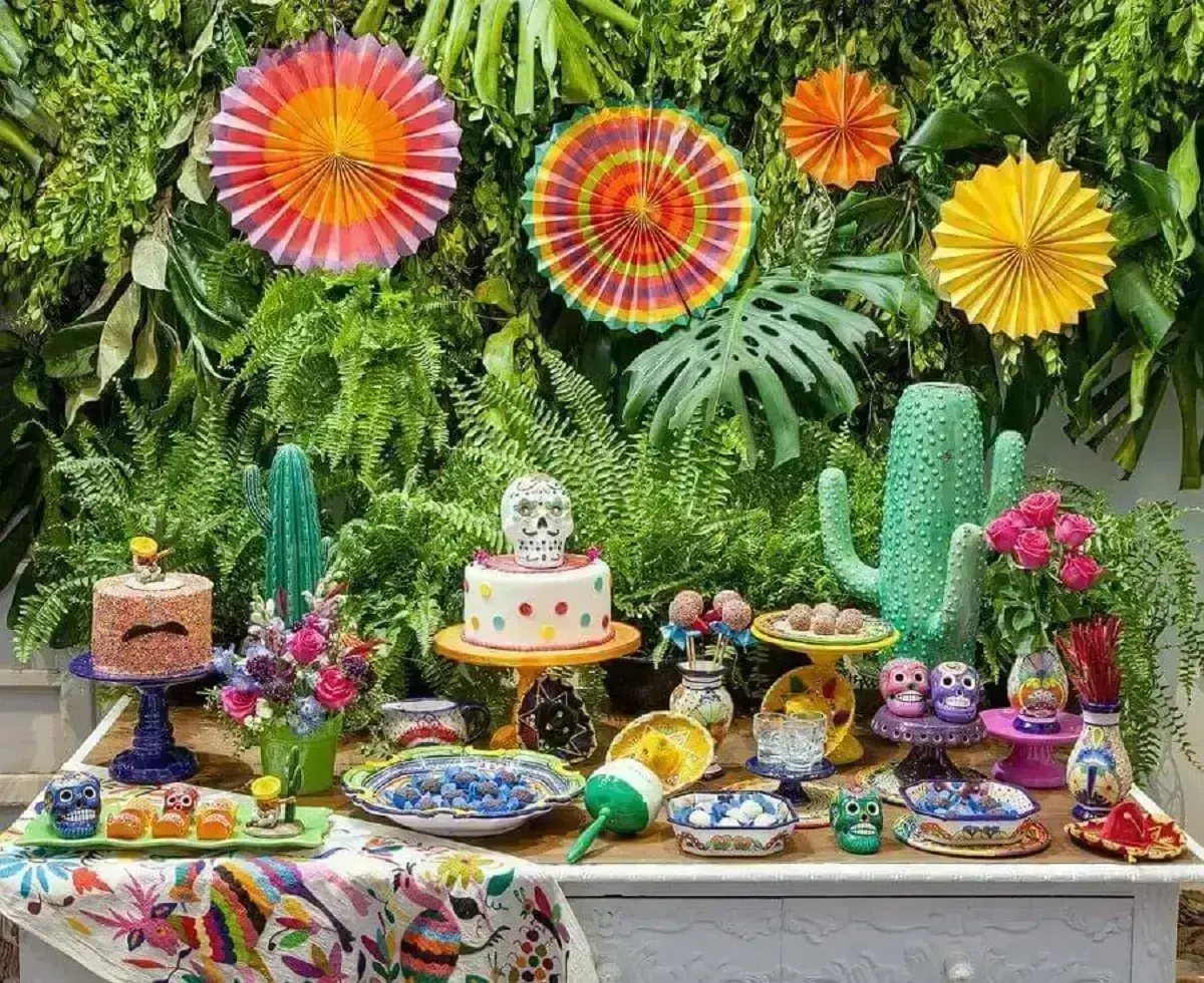 decoração de mesa para festa mexicana com painel de folhagens no fundo Foto Sweet Tooth Candy Buffets