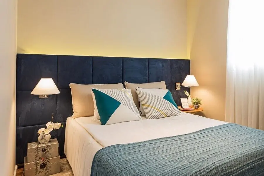 decoração de quarto com cabeceira estofada casal azul com arandela Foto Sesso e Dalanezi