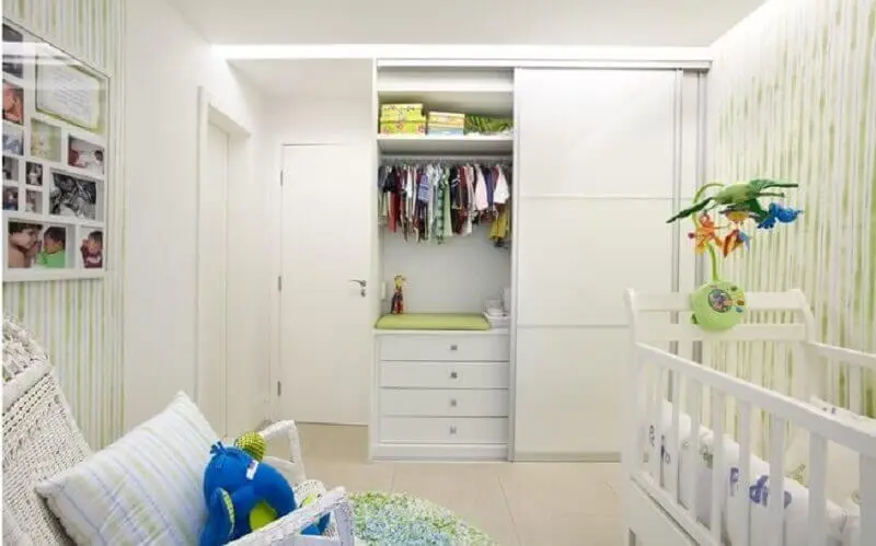 decoração de quarto de bebê planejado simples todo branco com detalhes em verde Foto Pinterest