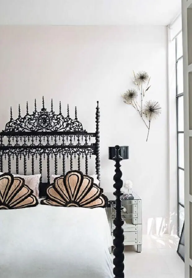 decoração de quarto de solteiro feminino com cama de ferro preta Foto Pinterest