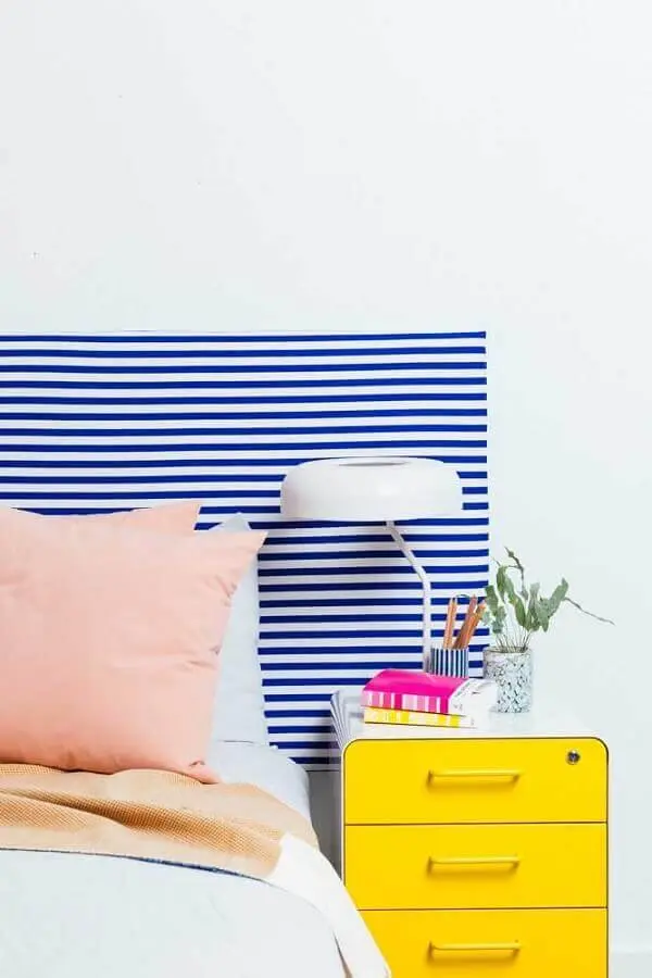 decoração de quarto de solteiro feminino com criado mudo amarelo e cabeceira listrada azul e branco Foto Pinterest