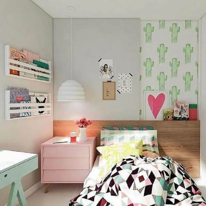 decoração de quarto de solteiro feminino jovem com criado mudo rosa e papel de parede de cactos Foto Pinterest