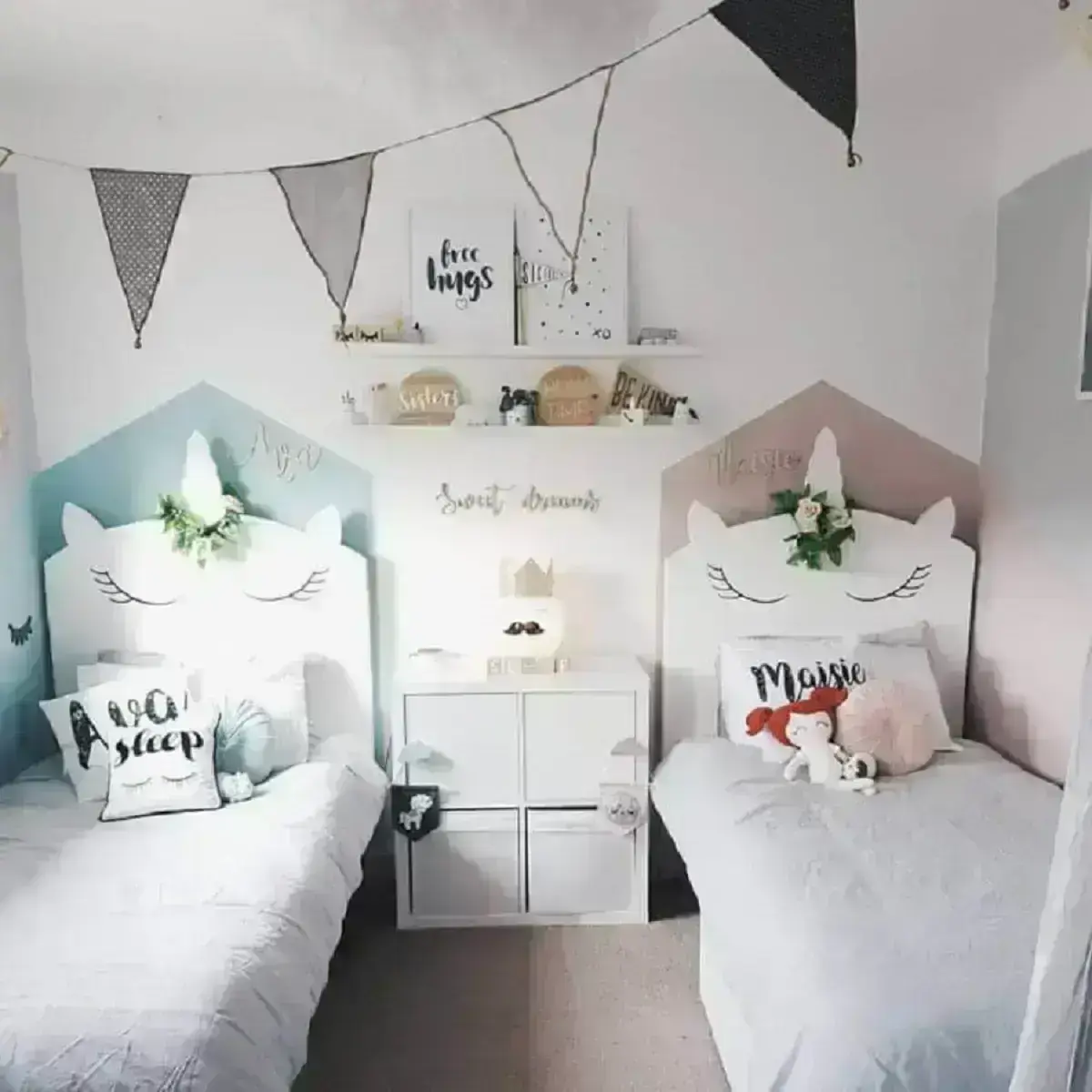 decoração de quarto de unicórnio simples com 2 camas Foto Crafted Pine