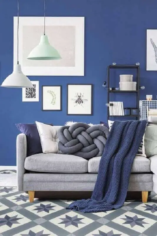 decoração de sala azul e cinza com luminária pendente Foto Revista VD