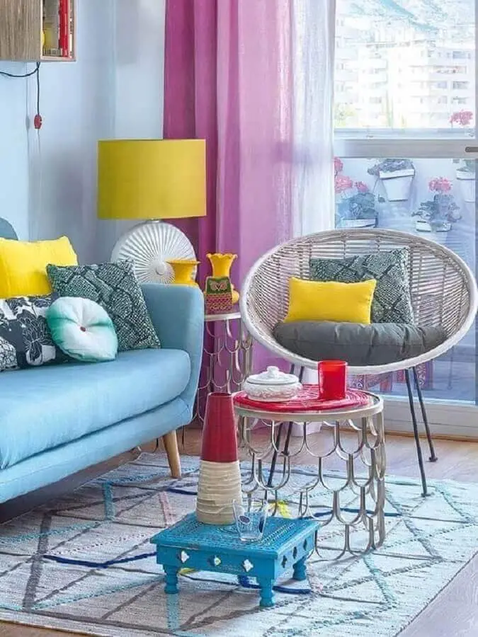 decoração de sala colorida com abajur diferente com cúpula amarela Foto Pinterest