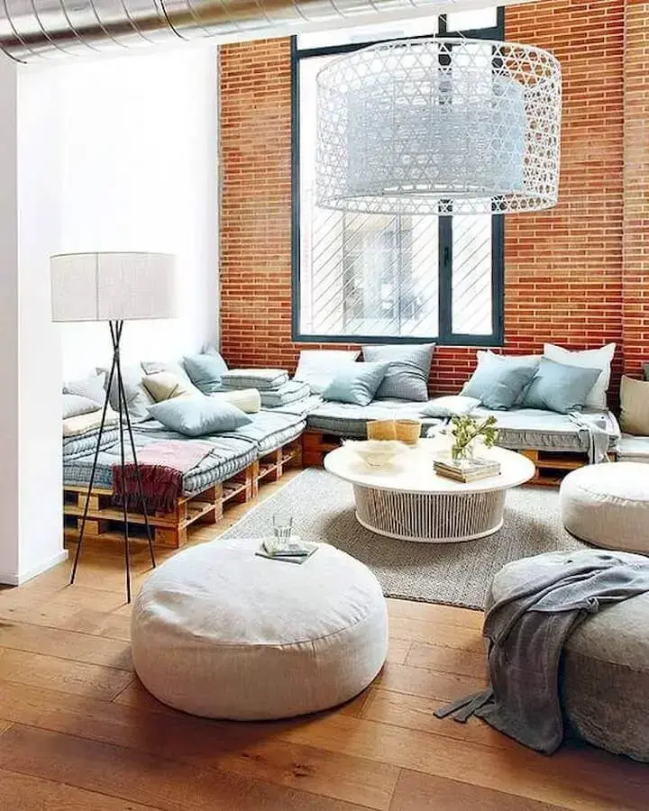 decoração de sala com parede de tijolo à vista e sofá de palete Foto Pinterest