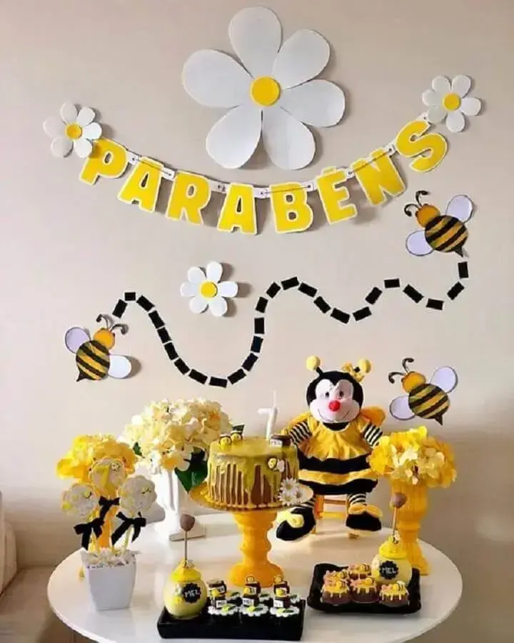 decoração de temas de mesversário abelhinha Foto Sou Mãe