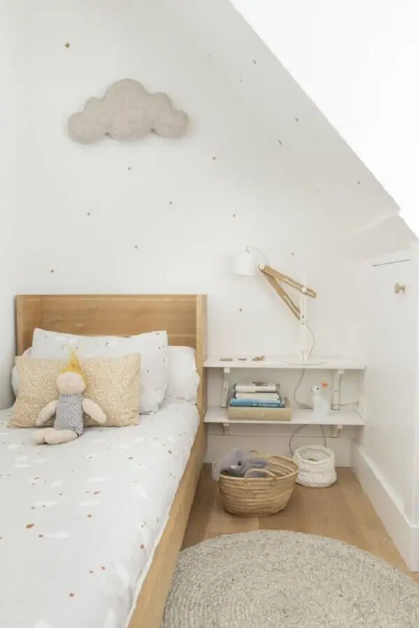 decoração delicada com tapete de crochê para quarto infantil todo branco Foto Petit & Small