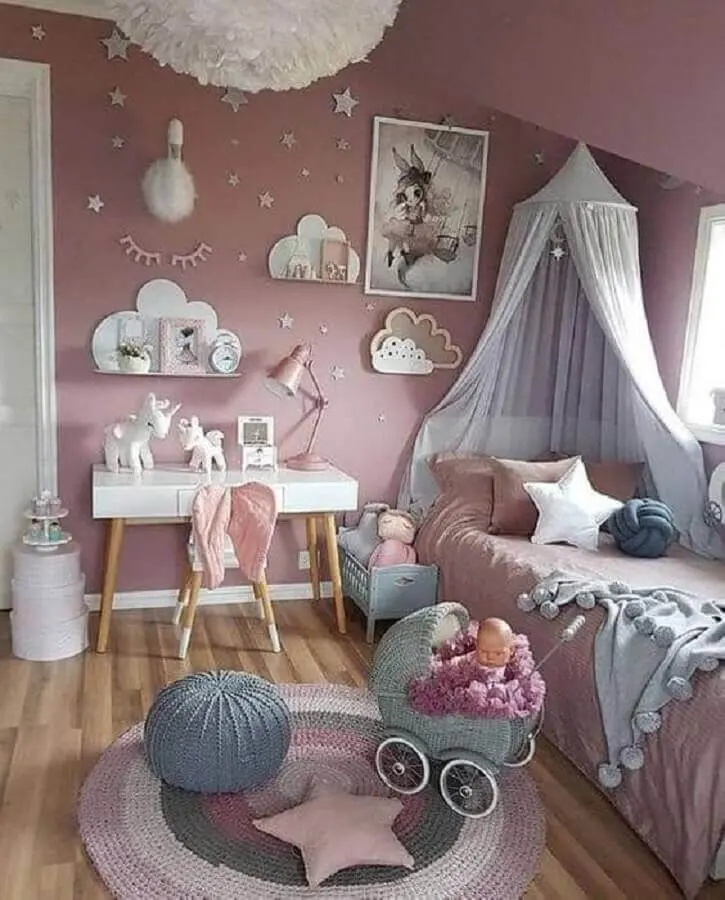 decoração delicada para quarto de menina unicórnio com puff e tapete de crochê Foto CoachDecor