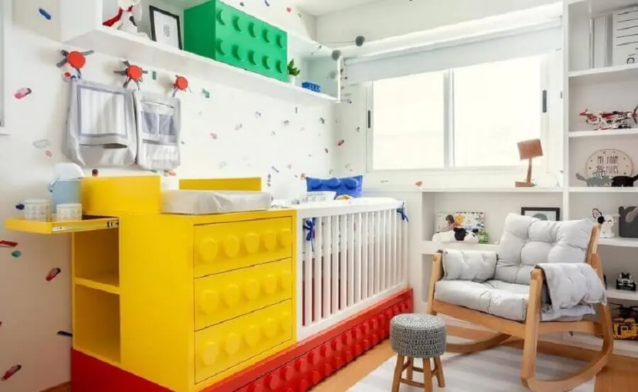 decoração divertida para quarto de bebê planejado com berço em formato de peças de lego Foto Estúdio Villa