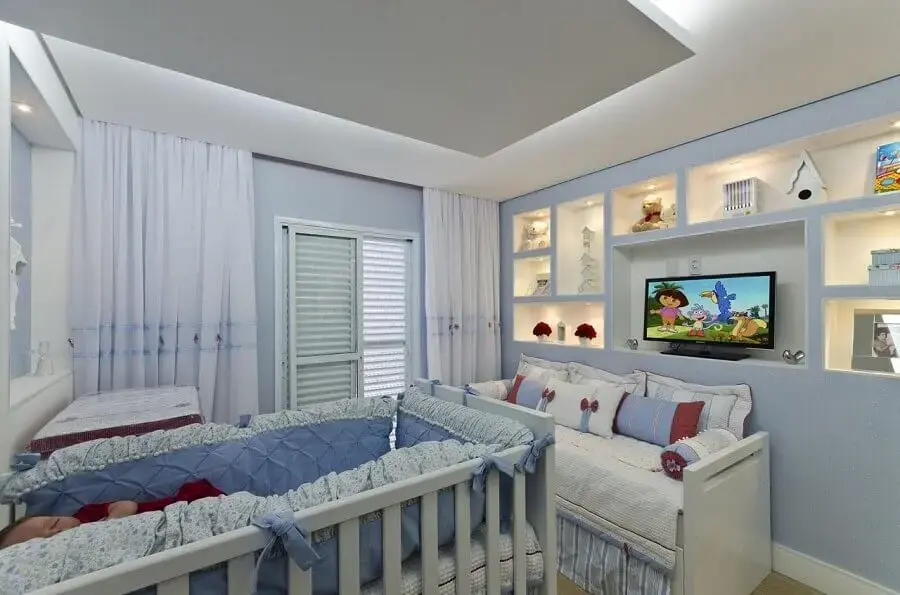 decoração em azul e branco para quarto de bebê planejado masculino Foto Belissa Corral