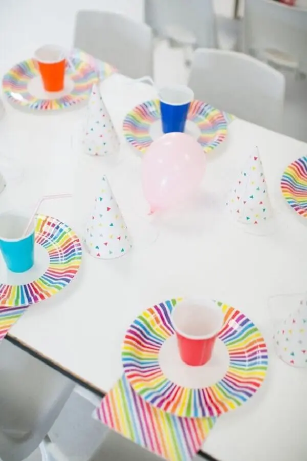 beautiful simple children's party decoration with glasses and colourful plates Foto Pinterest