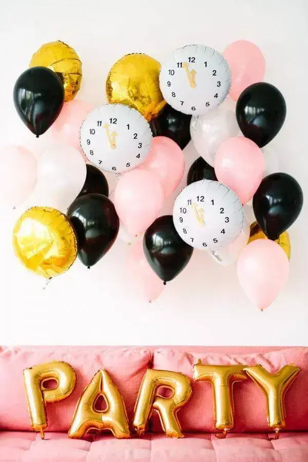simple children's party decoration with different balloons Foto Brit+Co