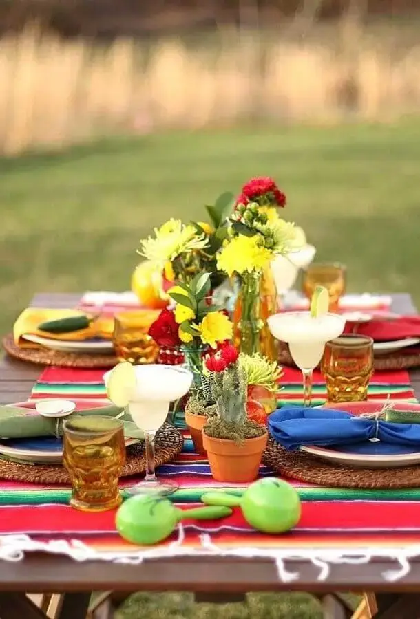 decoração festa mexicana ao ar livre com vasos de flores e plantas Foto Catch My Party