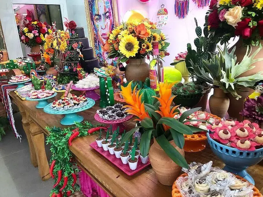 decoração festa mexicana com arranjos de flores e pratos coloridos Foto Bello Toque