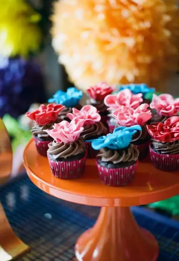 decoração festa mexicana com cupcakes com flores coloridas no topo Foto Pinterest