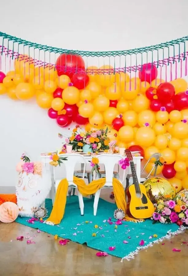 decoração festa mexicana com painel de balões e arranjos de flores Foto 100 Layer Cakelet