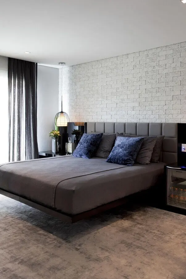decoração moderna com cabeceira cama de casal cinza e parede de tijolinho branca Foto Marcelo Rosset Arquitetura