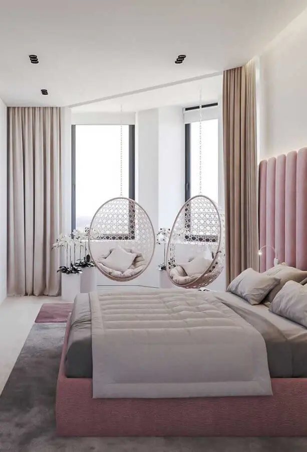 decoração moderna para quarto de casal bonito com cadeira de balanço suspensa Foto My Desired Home