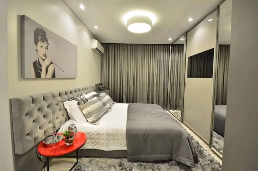 decoração moderna para quarto de casal com cabeceira casal cinza com acabamento capitonê Foto BG Arquitetura