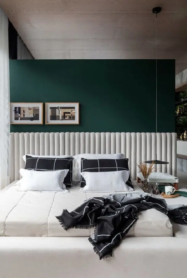 decoração moderna para quarto planejado com parede verde e cabeceira casal branca estofada Foto Casa de Valentina