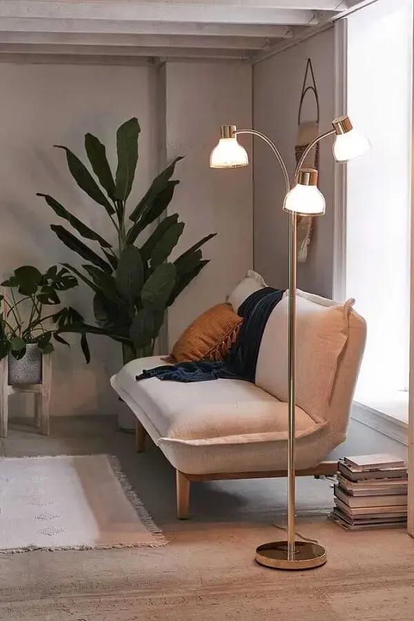 decoração para sala com sofá sem braço e abajur de chão moderno Foto Home in Fashion