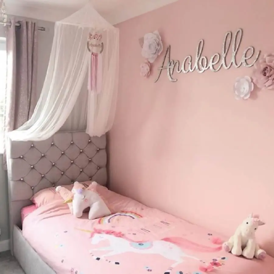 decoração quarto unicórnio cinza e rosa Foto The Egan Home