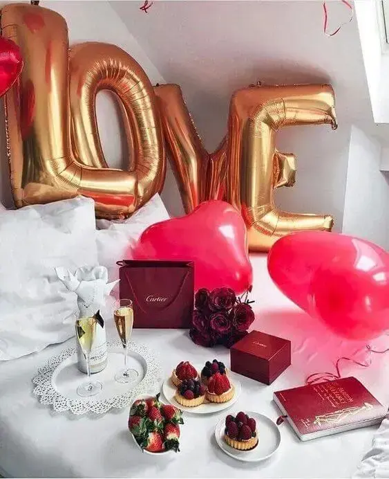 Decoração de quarto romântica com presentes em cima da cama
