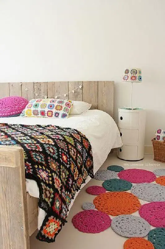 decoração simples com tapete de crochê colorido para quarto de casal Foto Revista Artesanato