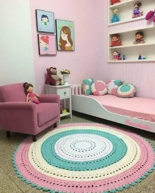 decoração simples com tapete de crochê para quarto de menina Foto Pinterest