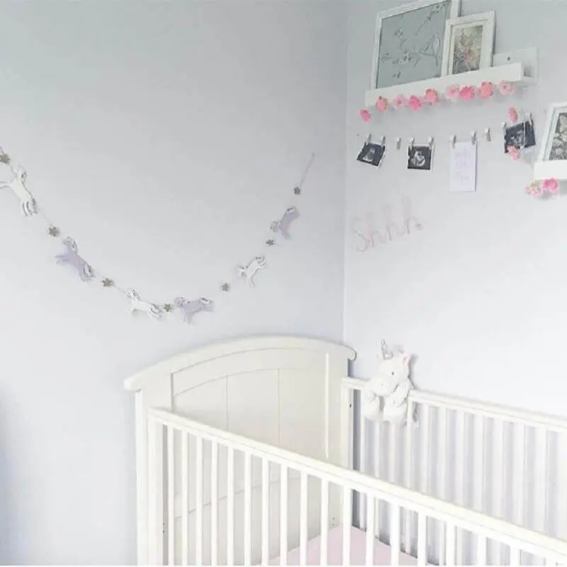 decoração simples para quarto de bebê unicórnio Foto The Fugral Family