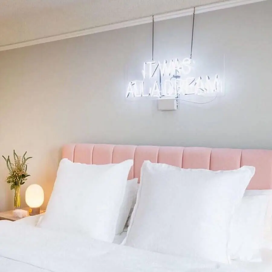 decoração clean com cabeceira casal rosa Foto Pinterest