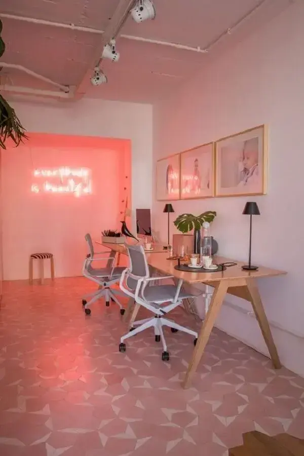 design moderno de cadeira de escritório branca e cinza Foto Casa Vogue