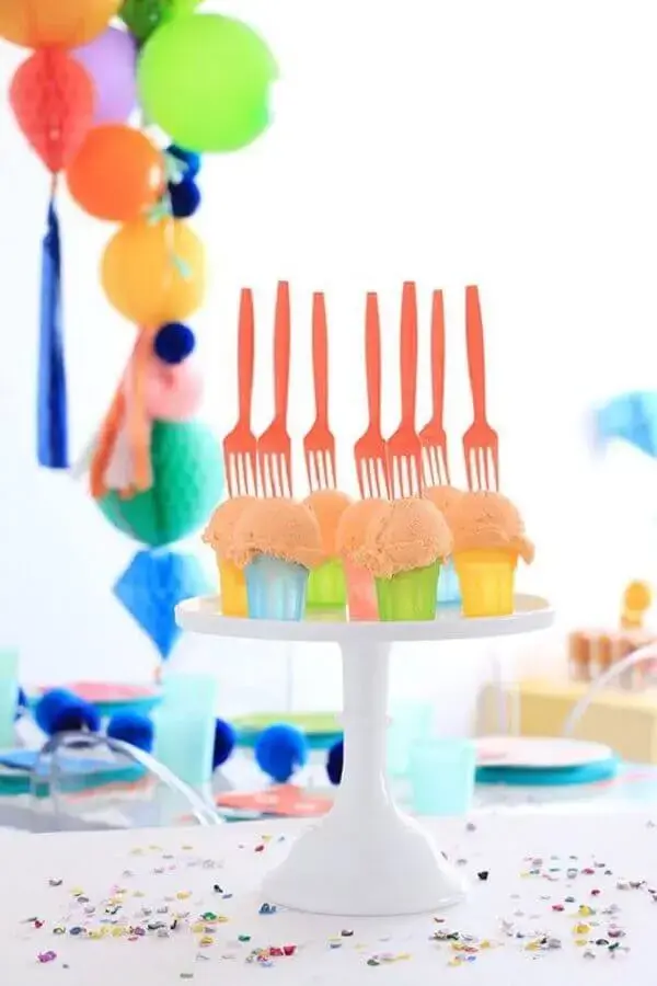 colorful details for simple children's party decoration Foto Pinterest
