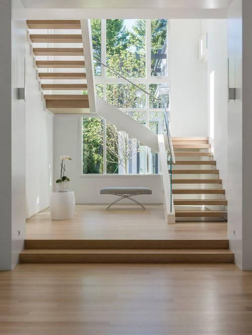 Escada vazada de madeira e vidro