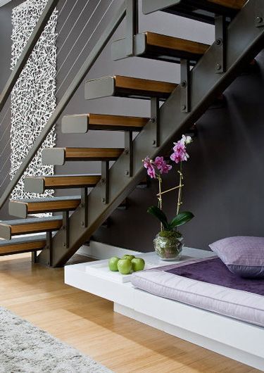 Escada vazada com espaço confortável embaixo