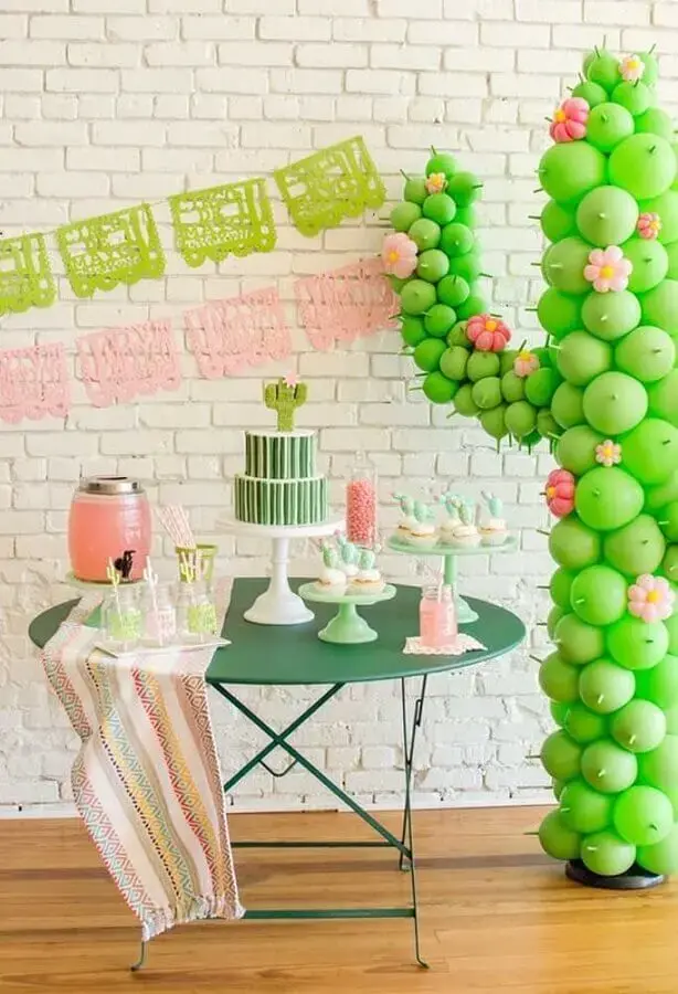 festa mexicana decorada com balões em formato de cacto Foto 100 Layer Cakelet