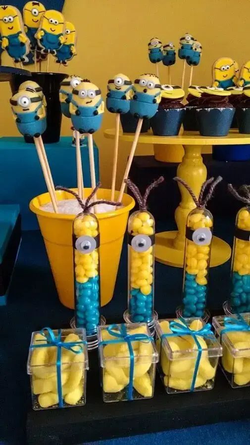 decoration ideas for party minions as a messenger theme Photo Constance Zahn