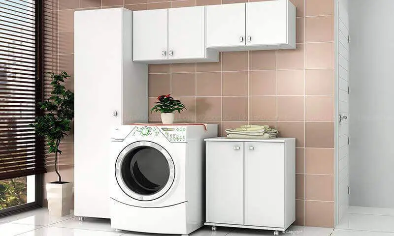 lavanderia decorada com armário multiuso com rodinhas Foto Revista VD