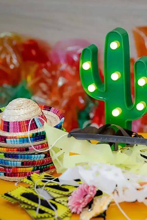 luminária de led em formato de cacto para decoração festa mexicana Foto Catch My Party