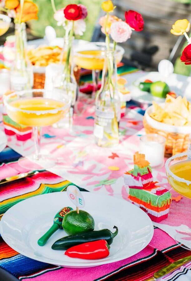 mesa de festa mexicana decorada com vasinhos de flores simples Foto Beijos Events