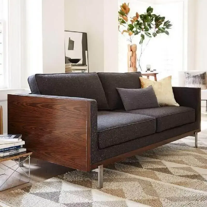 modelo de sofá cinza chumbo com estrutura de madeira Foto Revista VD