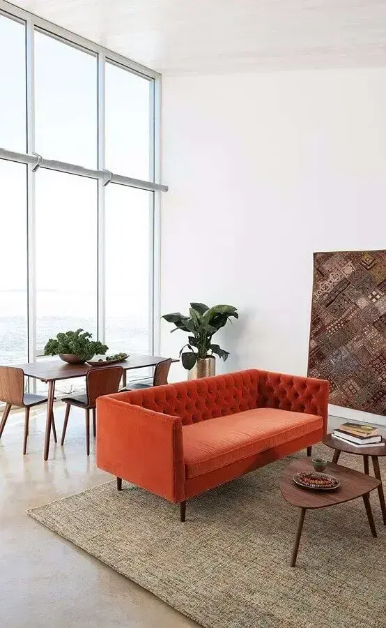 modelo de sofá com acabamento capitonê laranja Foto Pinterest