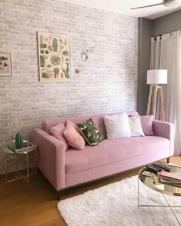 modelo de sofá rosa para decoração de sala com papel de parede de tijolinho Foto Pinterest