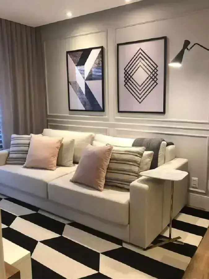 modelo tradicional de sofá para sala com tapete preto e branco Foto Pinterest