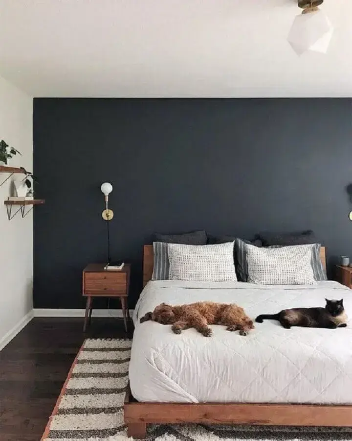 móveis de madeira para quarto de casal decorado com tinta cinza chumbo parede Foto Lova Homy