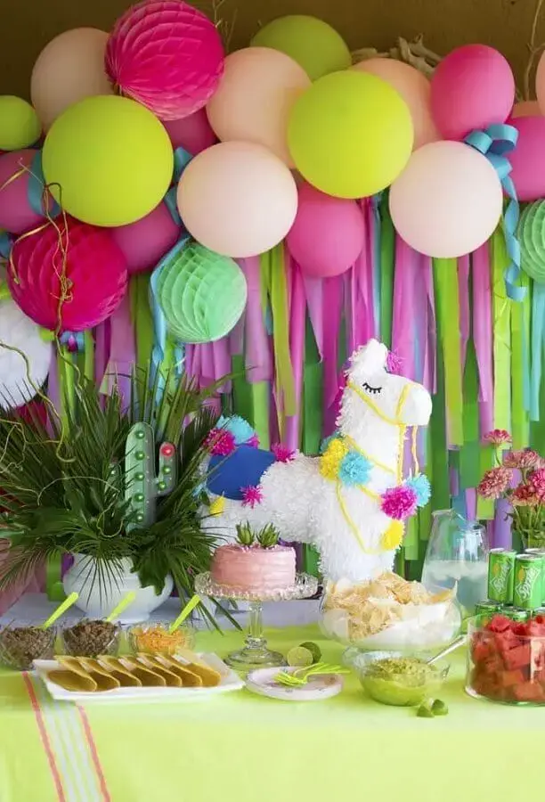 painel com balões e fitas coloridas para decoração festa mexicana Foto My Sweet Decor