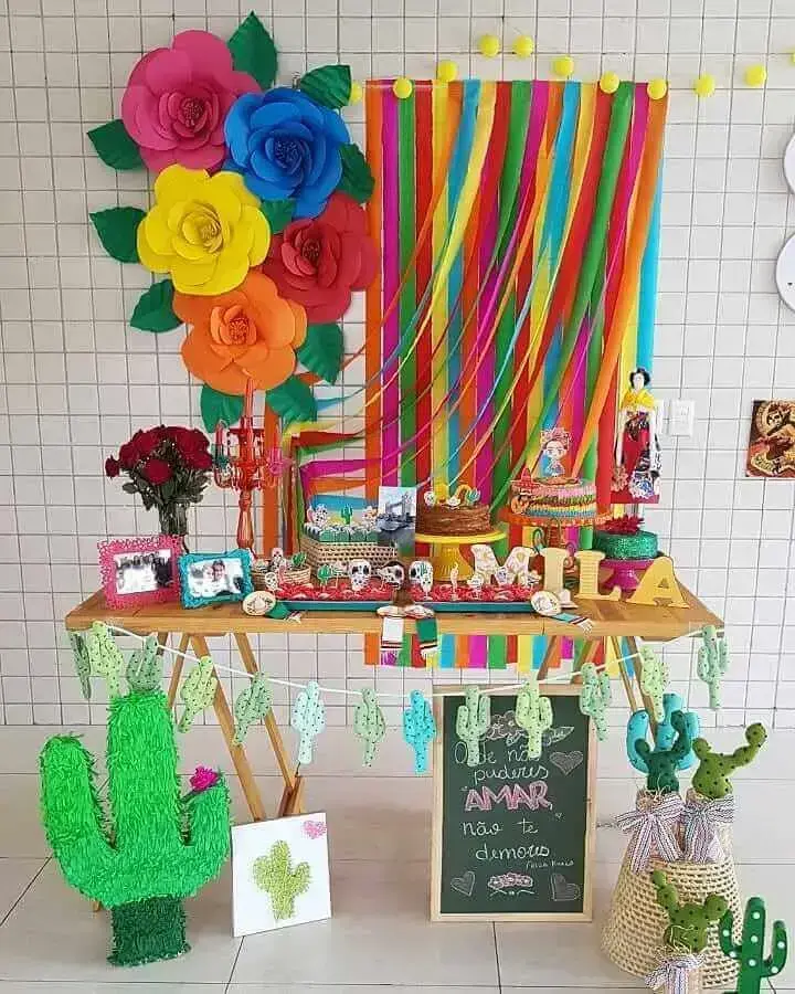 painel com flores de papel e fitas coloridas para decoração festa mexicana simples Foto Mila Omena